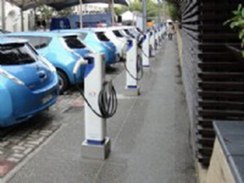 易行電動汽車充電棚